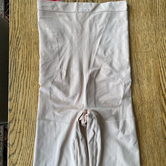 NWT Spanx Oncore High Waisted Mid Thigh Short - Picture 6 of 9